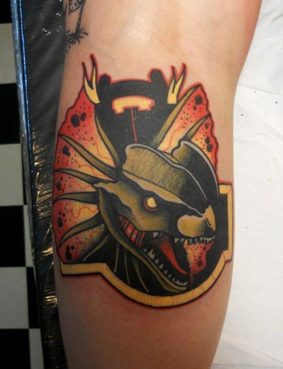 手臂现代风格的彩色蛇形徽章纹身图案