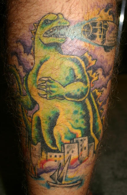 男性腿部彩色哥斯拉纹身图案