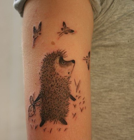 手臂灰色卡通刺猬和蝴蝶纹身图案