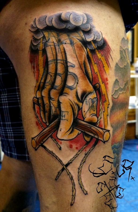 大腿彩色卡通手与绳子木头纹身图案