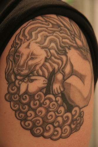 狮子和绵羊黑灰纹身图案