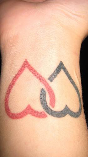 红色和黑色的心形手腕纹身图案