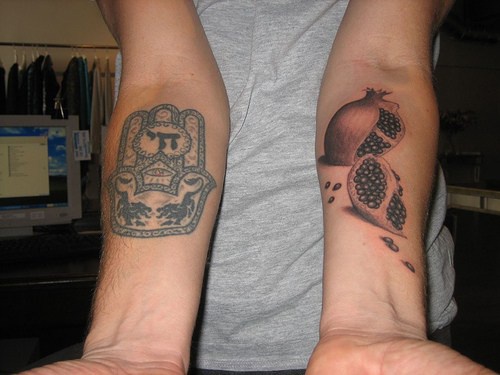 手臂逼真的石榴和宗教纹身图案