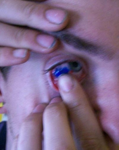 眼睛上疯狂的蓝色墨水纹身图案