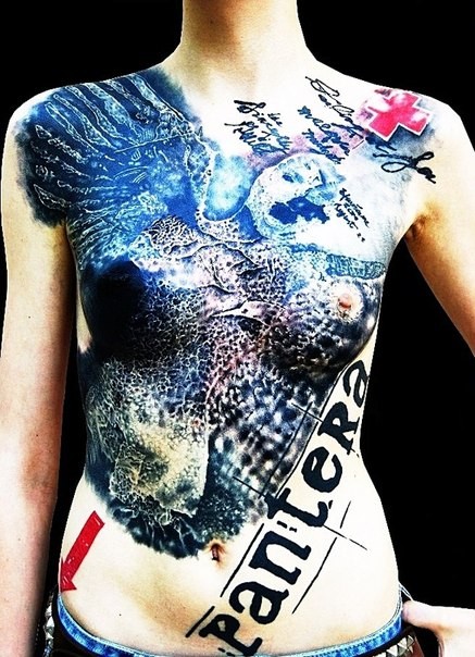 神秘的有翼生物彩色十字架纹身图案