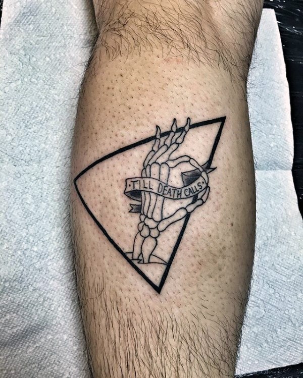 小腿骷髅手与字母三角形纹身图案