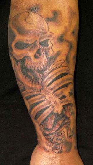 腿部棕色笑骷髅纹身图案