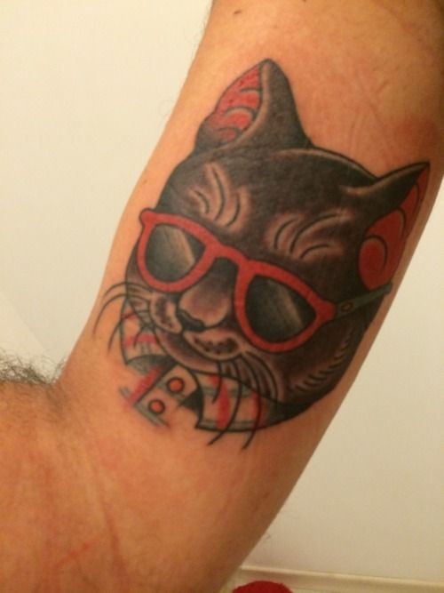 一只戴着眼镜的猫肖像纹身图案