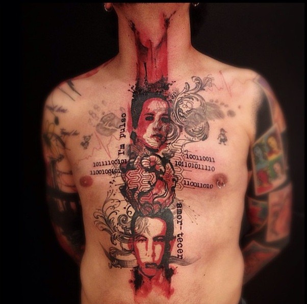男性胸部彩色人脸画像与字母和数字纹身图案