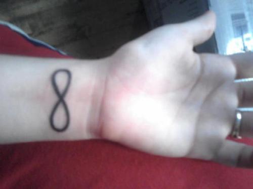 简单的无限符号手腕纹身图案