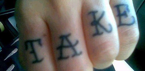 手指花体黑色字母纹身图案