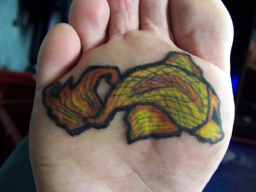 男性脚部彩色虎黄鱼纹身图案
