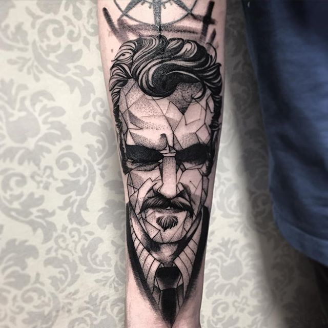 小臂男子肖像黑白几何风格纹身图案