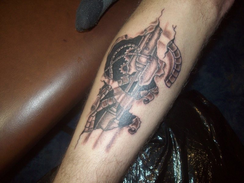 机械齿轮和撕皮手臂纹身图案