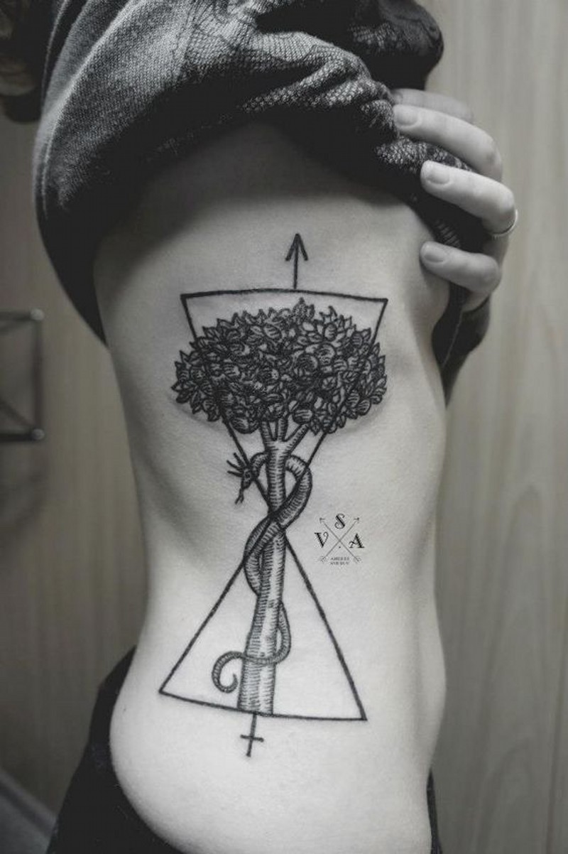 侧肋黑色几何树与蛇纹身图案