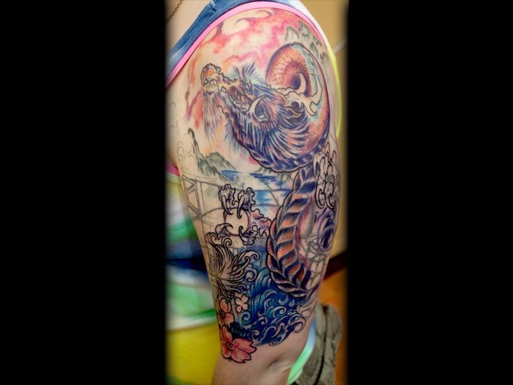 大臂彩色肩幻想龙纹身图案