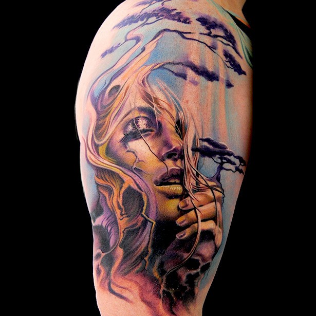 肩部新风格的彩色妇女与树木纹身图案