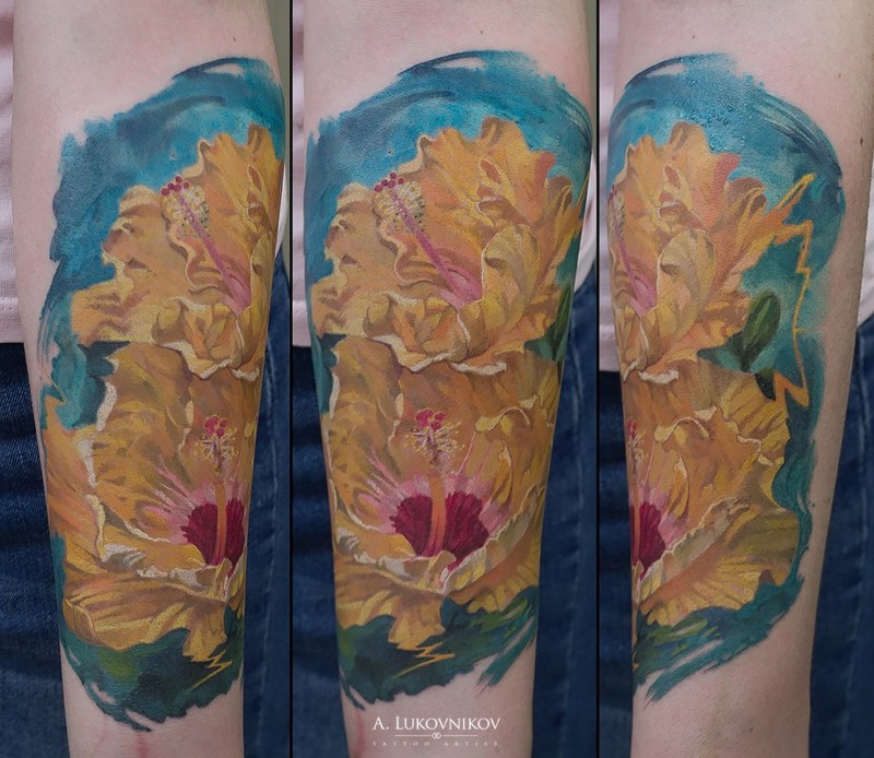 手臂彩色逼真的大花纹身图案