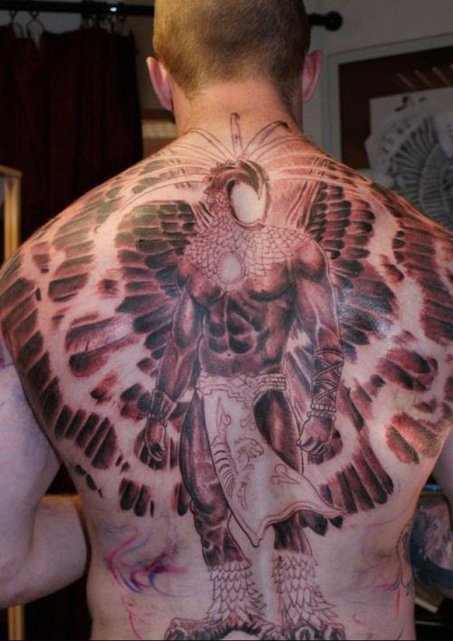 背部无脸雄鹰战士纹身图案