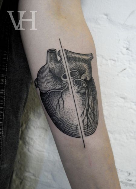 全新的黑色点刺心脏纹身图案