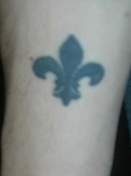 腿部黑色百合花印章纹身图案