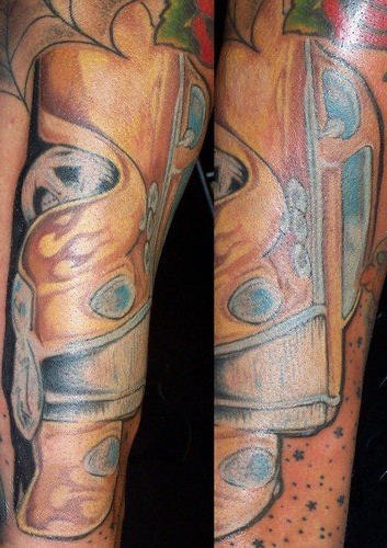 手臂火焰和黄色跑车纹身图案