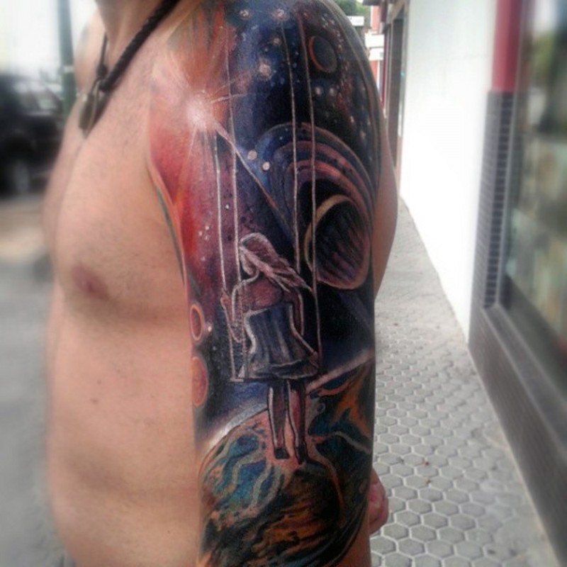 手臂小女孩坐秋千和太空行星纹身图案