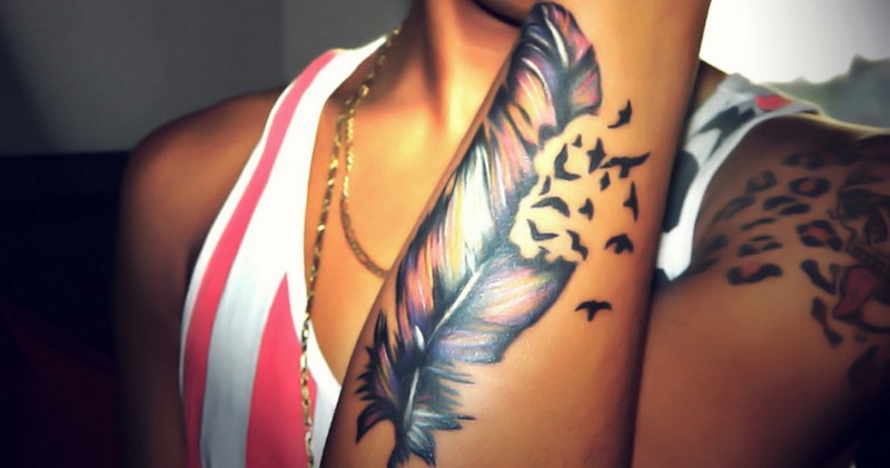 女孩手臂美丽的羽毛小鸟纹身图案