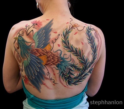 背部惊人的彩色凤凰鸟和花卉纹身图案