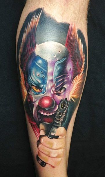 写实风格彩色邪恶的小丑手枪纹身图案
