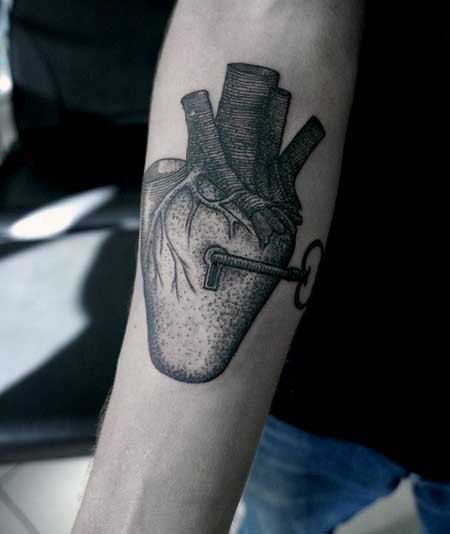 手臂黑色点刺的心脏锁与钥匙纹身图案