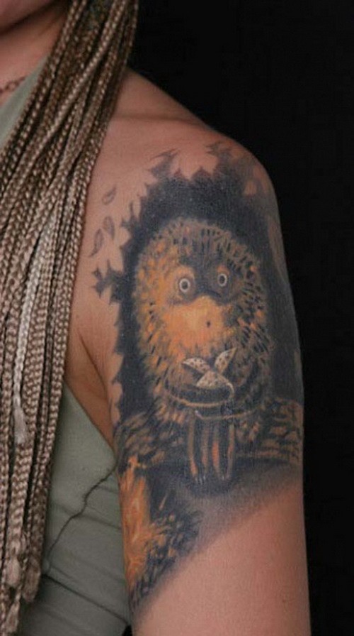 大臂卡通黑色刺猬和树杆纹身图案