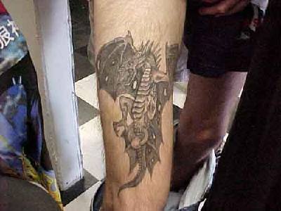 大腿黑色翼龙纹身图案