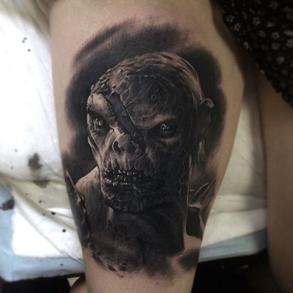 腿部黑灰色逼真霍比特人纹身图案