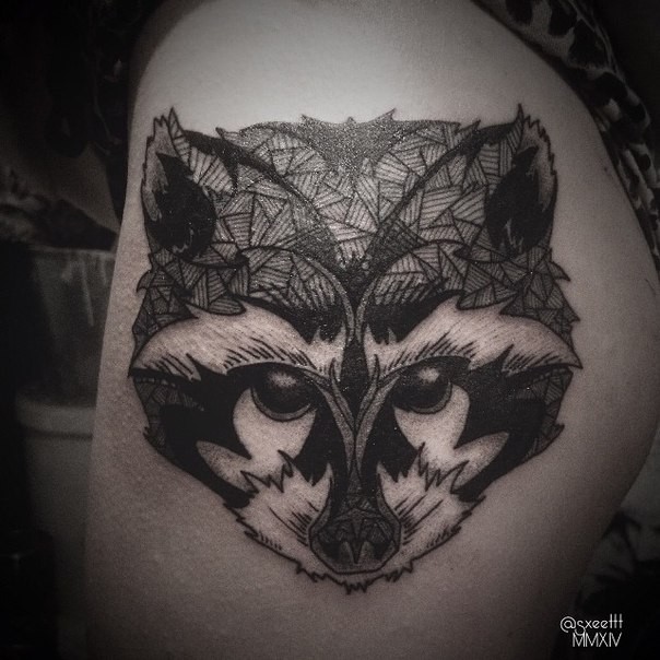 大腿可爱的小浣熊黑色线条纹身图案