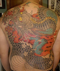 满背残缺的亚洲龙彩绘纹身图案