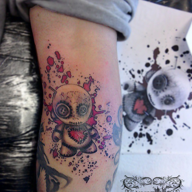 手臂彩色老式恐怖电影血腥的巫毒娃娃纹身
