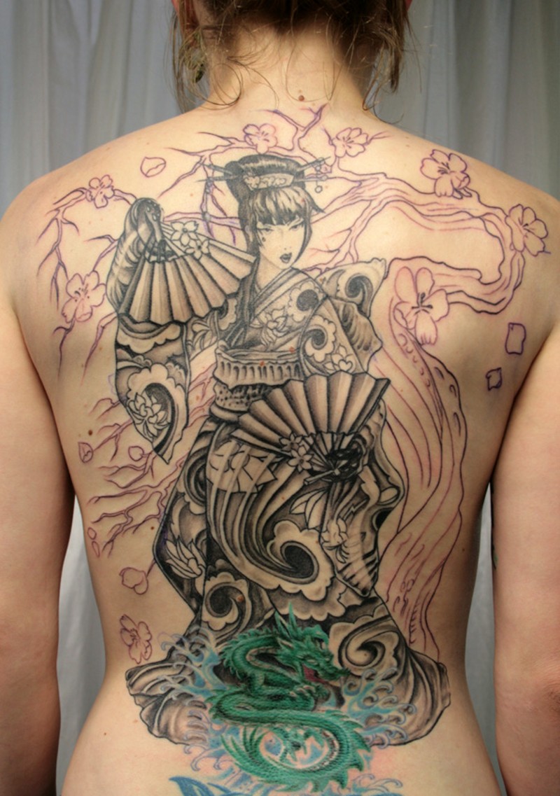 满背漂亮的和服艺妓和龙纹身图案