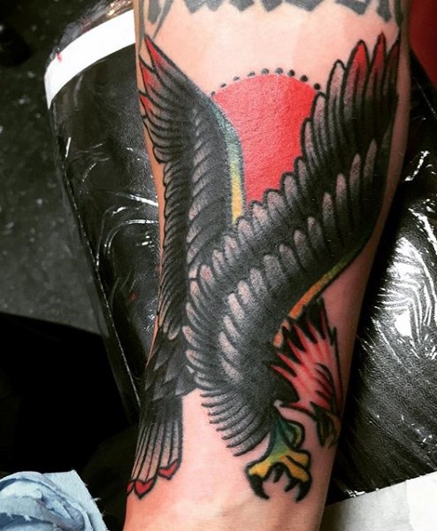 手臂上old school彩色鹰纹身图案