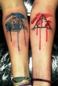 手臂上黑色线条几何元素水彩泼墨纹身图片