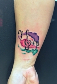 女生手腕上黑色线条唯美音符水彩泼墨纹身图片