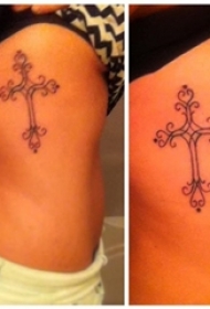 女生侧腰上黑色线条几何元素创意花纹十字架纹身图片