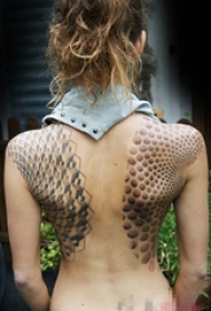 女生背部黑色素描点刺技巧创意花纹对称纹身图片