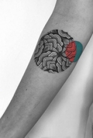 女生手臂上黑色素描创意花纹圆形纹身图片