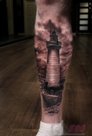 男生小腿上黑色素描点刺技巧灯塔纹身图片