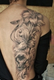 女生背部黑色素描点刺技巧唯美花朵纹身图片