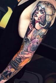 男性手臂上彩绘技巧简约线条花臂纹身图案