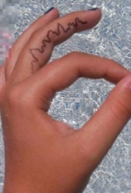 女生手指上黑色线条创意房屋纹身图案