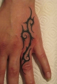 男生手背上黑色线条创意图腾纹身图片