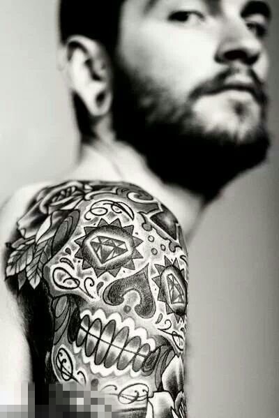 男生喜爱的黑灰点刺技巧骷髅头纹身图案